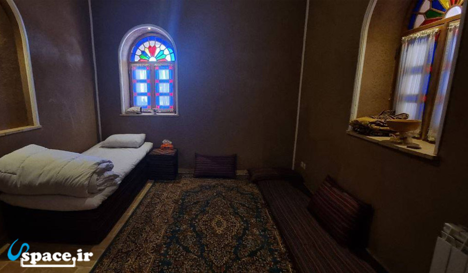 نمای داخلی اتاق 6 متری اقامتگاه بوم گردی عمارت ایرانی منش - زرند - اسماعیل آباد